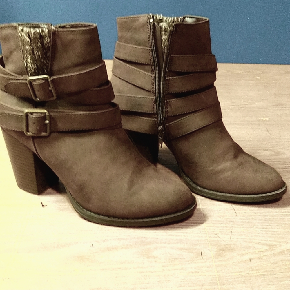 Ankle boots size 8 rich brown